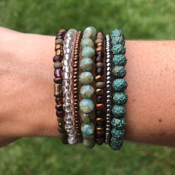 Handmade green natural shell & metal wrap bracelet - Picture 4 of 6